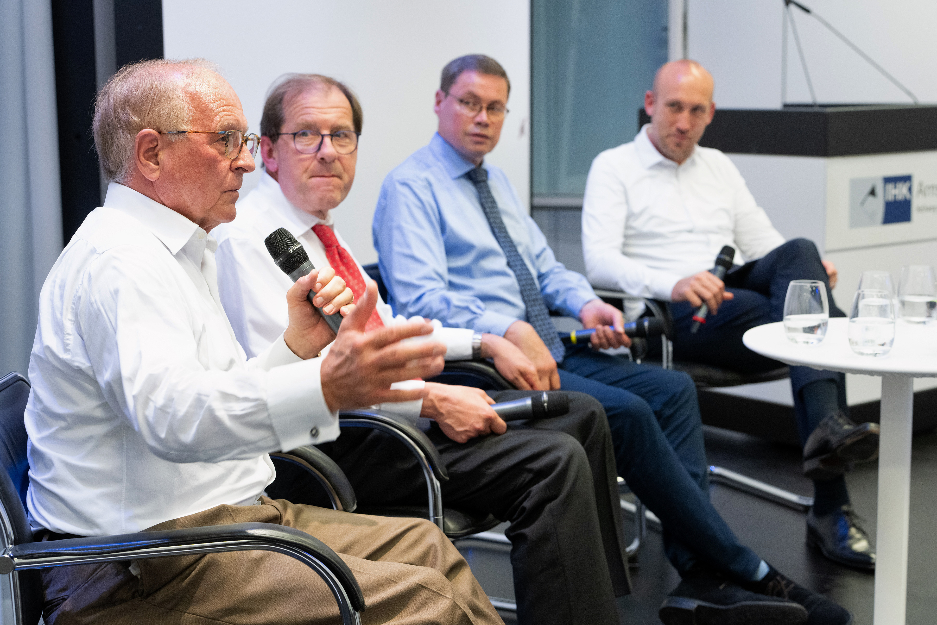 Jörg Nolte moderierte die Podiumsdiskussion mit Wolfgang Ischinger, Christian F. Kocherscheidt und Ralf Stoffels. 