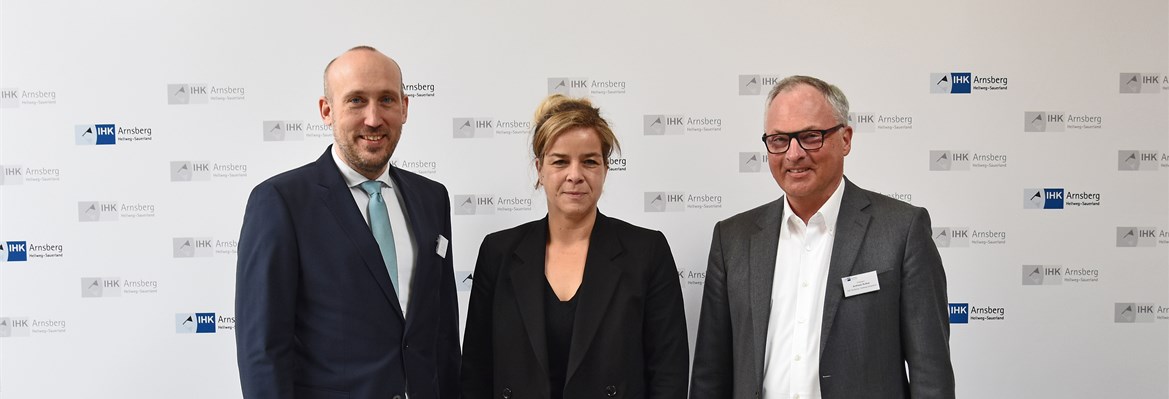 Das Foto vom 27.0.32023 zeigt von links IHK-Präsident Andreas Rother, NRW-Wirtschaftsministerin Mona Neubaur und IHK-hauptgeschäftsführer Jörg Nolte.